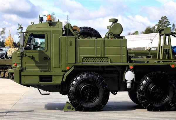 Forepart van zware militaire truck — Stockfoto