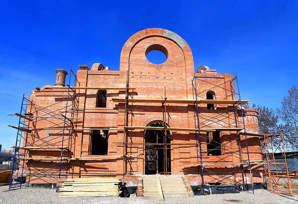 Construction of a building from red brick — Stock Photo, Image