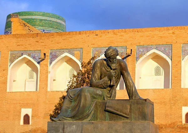 Eski oryantal bilim adamı ve düşünür manu ile Anıtı