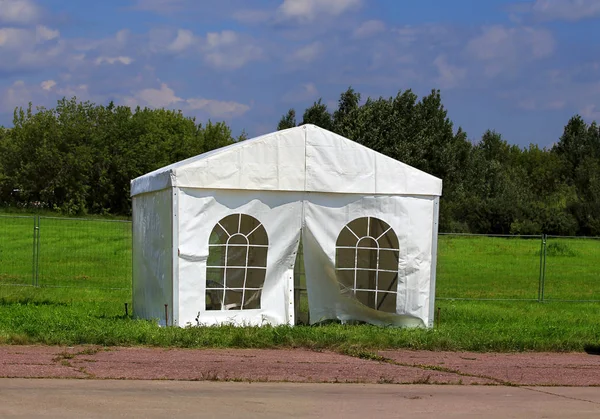 Beyaz çadır kampında — Stok fotoğraf