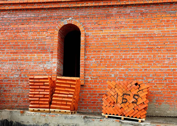 Ladrillos rojos sobre paletas —  Fotos de Stock