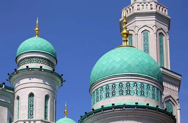 Grüne Kuppeln der Moschee — Stockfoto