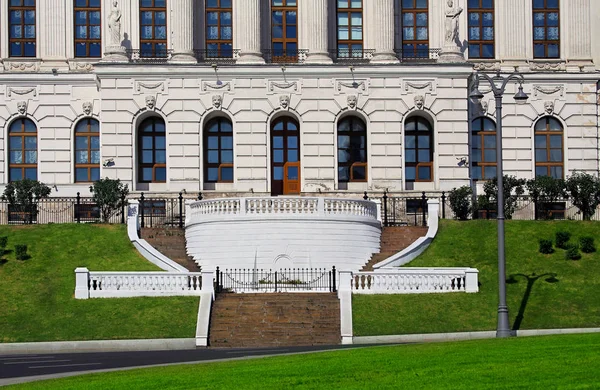 Vista frontal del edificio histórico de Moscú — Foto de Stock
