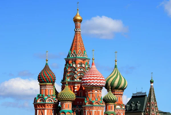 Koepels van St. Basiliuskathedraal in Moskou — Stockfoto