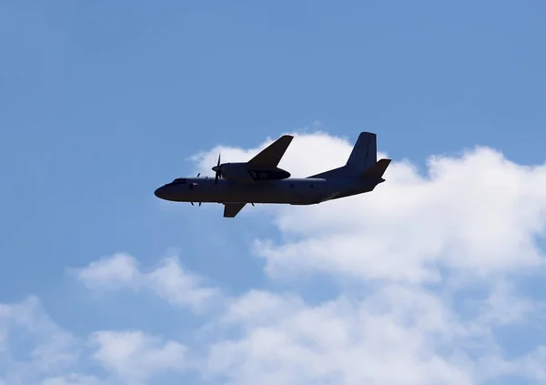 Aircraft  gaining altitude after take-off — Stock Photo, Image