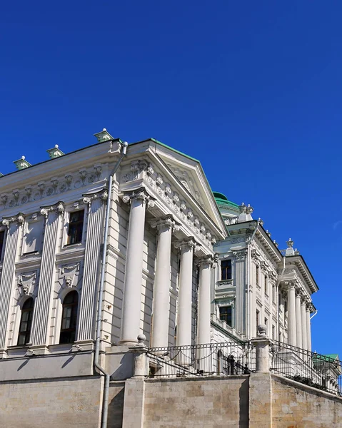 Vita flygeln av den historiska byggnaden i Moskva — Stockfoto
