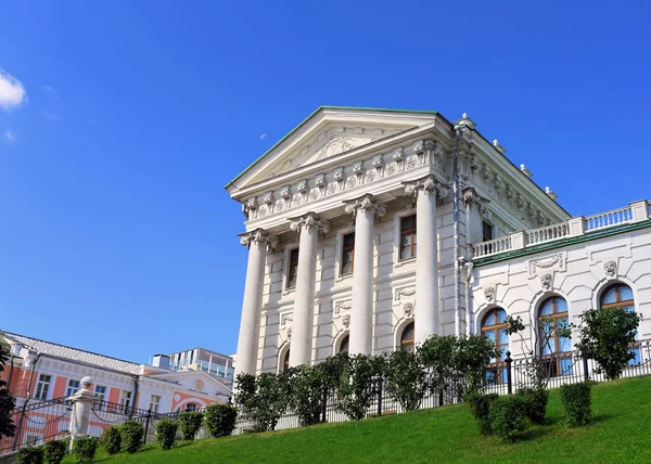 Moskova'da tarihi bina, beyaz kanat — Stok fotoğraf