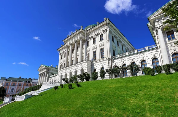 Weergave van de voorgevel van het historische gebouw in Moskou — Stockfoto