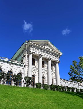 Moskova'da tarihi bina, beyaz kanat