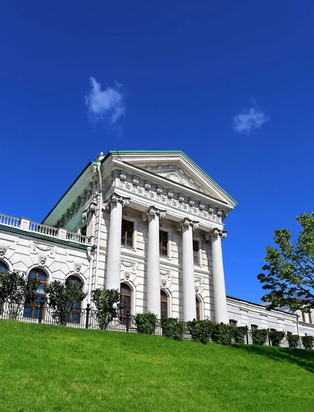 White wing of the historical building in Moscow — Stock Photo, Image