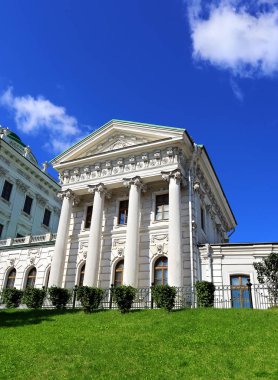 Moskova'da tarihi bina, beyaz kanat