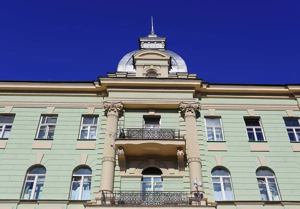 Alte Hauswand mit Türmchen — Stockfoto