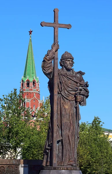 Monument till den heliga lika-till-the-apostlarna Prince Vladimir i Mo — Stockfoto