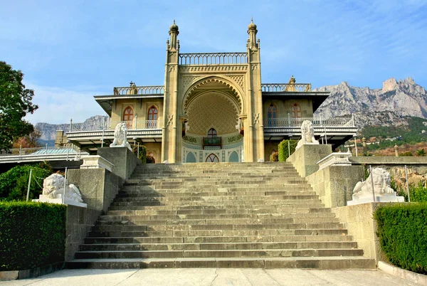 Terrace of an old time palace with marble sculpture — Stock Photo, Image