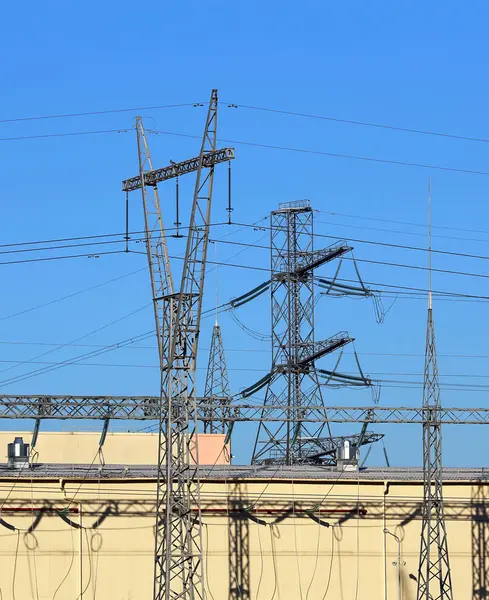 Facilidade industrial com linhas elétricas — Fotografia de Stock