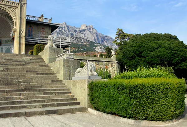 Grupo escultórico en la terraza del palacio — Foto de Stock