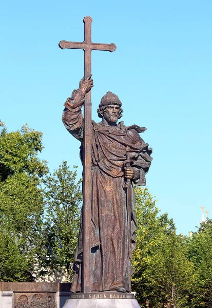 Monument till den heliga lika-till-the-apostlarna Prince Vladimir i Mo — Stockfoto