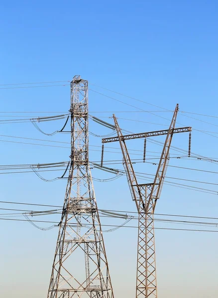 Linha de transmissão de energia de alta tensão — Fotografia de Stock