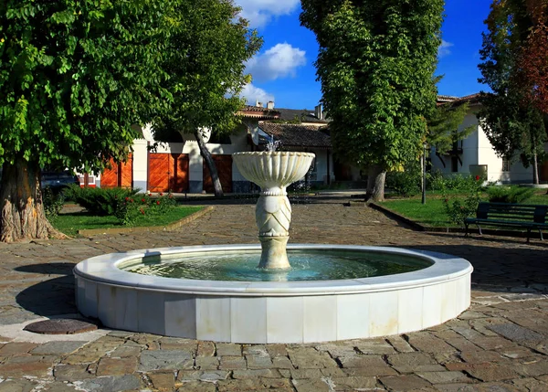 Bílá mramorová fontána — Stock fotografie