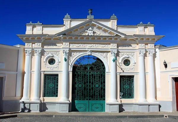 Portal no estilo de pseudo-renascimento com portões de metal — Fotografia de Stock