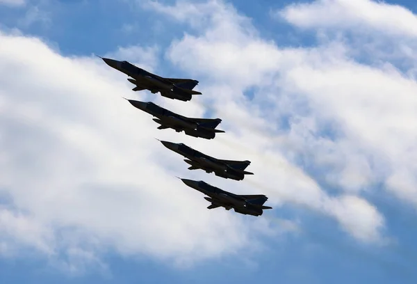 Kampfflugzeuge fliegen in einem bewölkten Himmel — Stockfoto