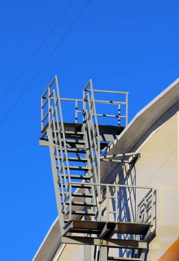 Binanın çatıya dış merdiven
