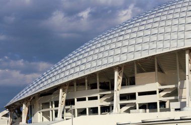 Yüksek teknoloji tarzı beyaz kubbe ile binasında  