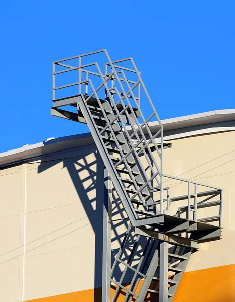 Escadaria externa que conduz ao telhado do edifício — Fotografia de Stock