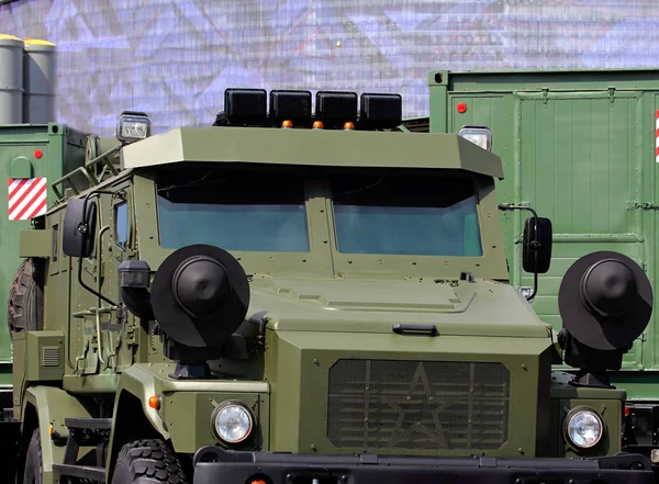 군사 경비 기갑된 차량 — 스톡 사진
