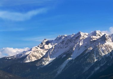 karlı dağ zirveleri