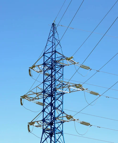 Linha de transmissão de energia de alta tensão pólo — Fotografia de Stock