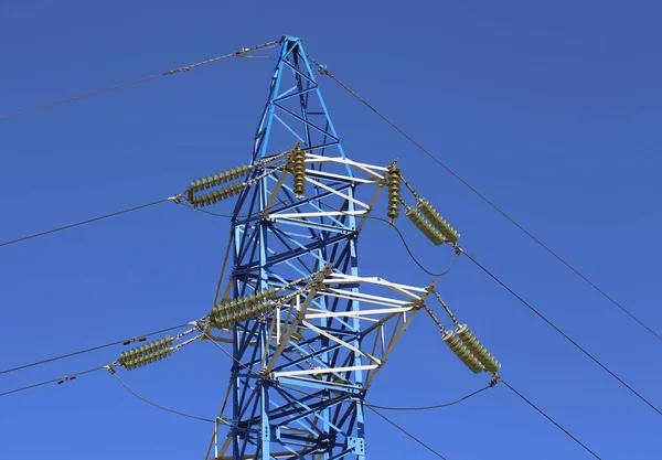 Linha de transmissão de energia de alta tensão pólo — Fotografia de Stock