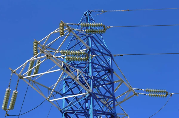 Linha de transmissão de energia de alta tensão pólo — Fotografia de Stock