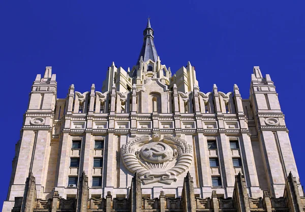 Oben auf dem riesigen Haus im sowjetischen Stil gebaut — Stockfoto