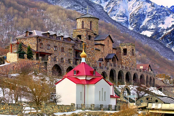 Landskap med ett gammalt kloster — Stockfoto