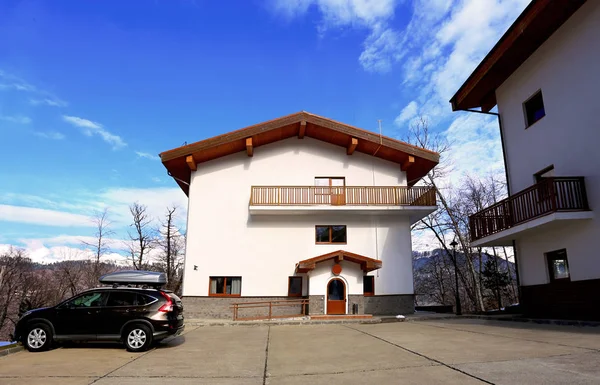 Fassade des Ferienhauses mit Balkon — Stockfoto