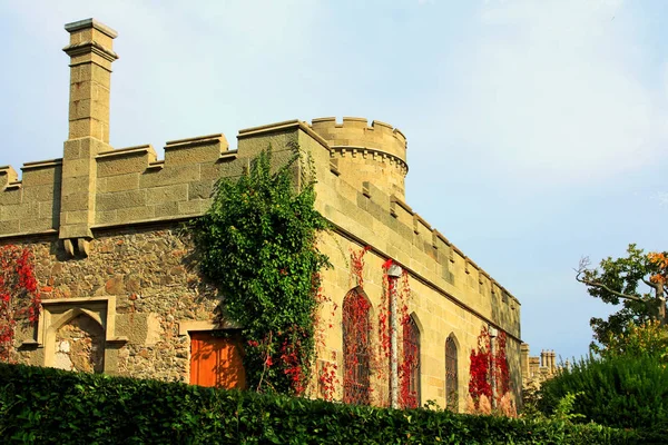 Blick auf die alte Festung unter Bäumen — Stockfoto