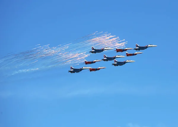 Fuegos artificiales aéreos en el desfile aéreo — Foto de Stock