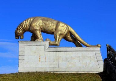 Beyaz leopar bronz renk beyaz bir taş kaide üzerinde bir görüntü heykel