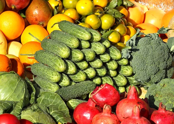 市場に出ている野菜や果物は — ストック写真