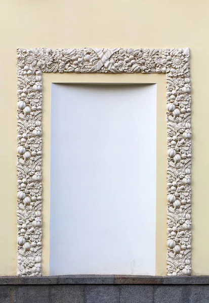 Ниша в стене здания — стоковое фото