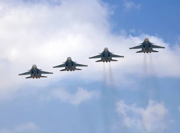 Военные самолеты в полете — стоковое фото