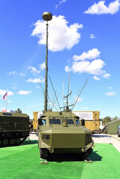 Veículo militar com antenas — Fotografia de Stock