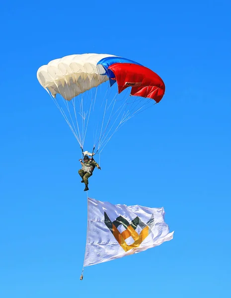 Fallschirmspringer am Himmel — Stockfoto