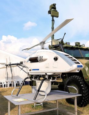 Moskova Bölgesi - 27 Ağustos 2015 'te Moskova' da Uluslararası Havacılık Salonu Maks 'ta yer hedeflerini tespit etmek için insansız bir helikopter ve üç kamerayla mobil radar sistemi kullanıldı.