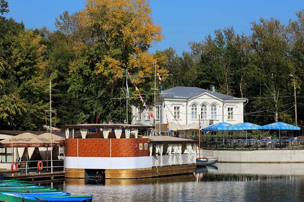 Moscow Russia September Recreation Area Pond Kuzminki Park Sunny Autumn — Stockfoto
