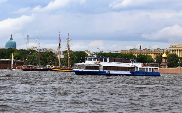 Saint Petersburg Russia July Pleasure Boat Sailing Yachts Neva River — Stockfoto