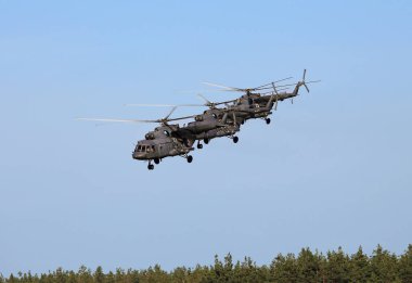 RYAZAN REGION, RUSSIA - 3 Ağustos 2015 'te Ryazan Bölgesi' nde Rus Hava Kuvvetleri 'ne bağlı üç çok amaçlı helikopter Mi-8 alçaktan uçuyor.