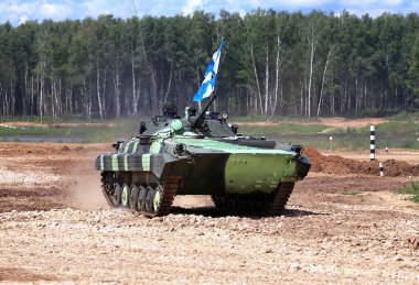 MOSCOW REGION - 25 Haziran 2014: Rus yapımı tank biatlonunda Rus yapımı piyade savaş aracı 25 Haziran 2014 tarihinde Moskova Bölgesi 'ndeki arazi tatbikatında yürüyüş yapıyor.