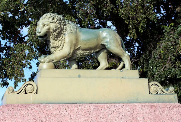 Lví Postava Kovu Tlapkou Položená Kouli Piedestalu — Stock fotografie